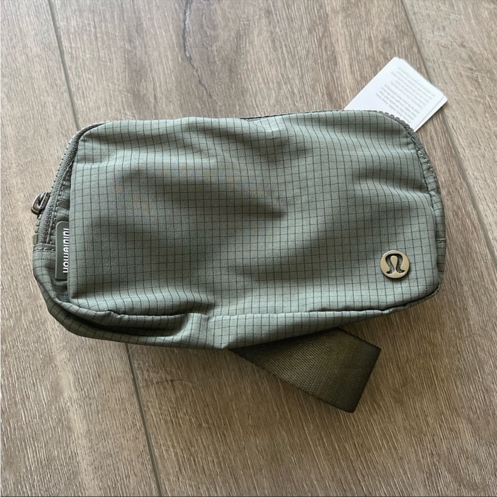 Lululemon Everywhere Belt Bag in Carob Brown/Black